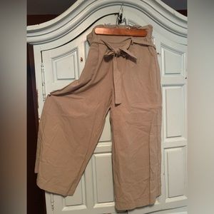 Paper bag wide leg Capri pants. Size L